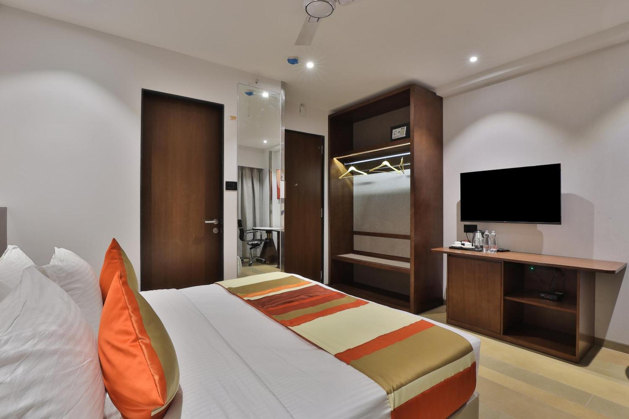 Hotel Elements Surat Eksteriør billede